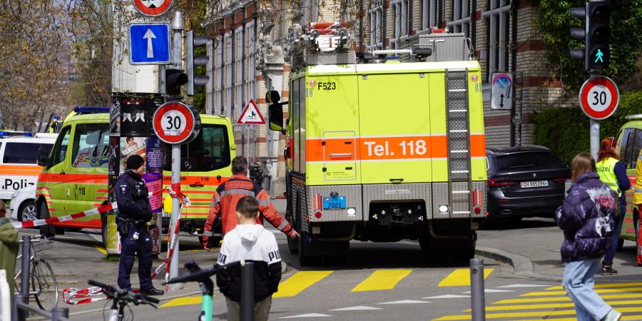 Im Zürcher Schulhaus Hirschengraben fällt am Donnerstag nach einem Brand der Unterricht aus.