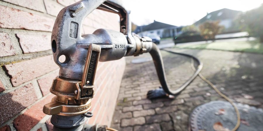 Die Heizöllieferung kommt und die gesalzene Rechnung gleich mit. Härtefallhilfen sollen besonders betroffene Haushalte entlasten.