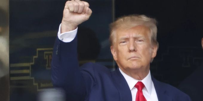 Donald Trump zeigt sich kämpferisch: Der frühere US-Präsident beim Verlassen des Trump-Towers in New York. donald trump