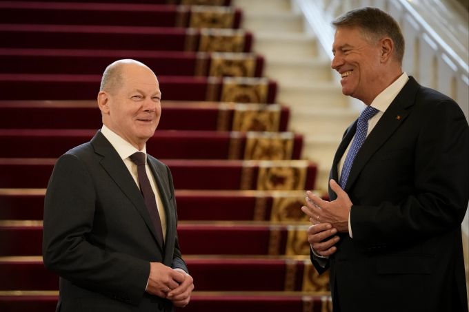 Olaf Scholz (links) und Klaus Iohannis. Romania Germany Moldova