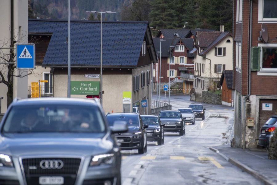 Der TCS rechnet an Ostern mit langen Wartezeiten vor dem Gotthard. Foto vom 31. März 2023 in Wassen UR.