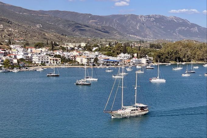 Dutzende Boote liegen vor Poros im Mittelmeer. Boote Poros Mittelmeer