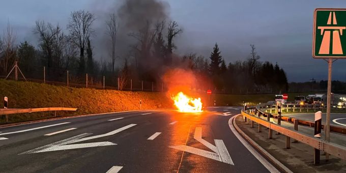 Stau auf der A14 - Fahrzeugbrand bei der Ausfahrt Buchrain LU