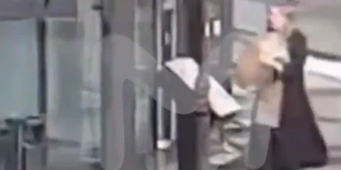 Verhaftet - Trägt Daria (26) hier die Büsten-Bombe zum Kriegs-Blogger?