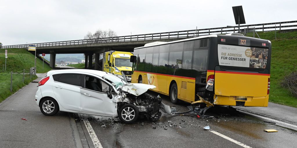 Gossau Sg Lenkerin Bei Kollision Mit Postauto Unbestimmt Verletzt 8055