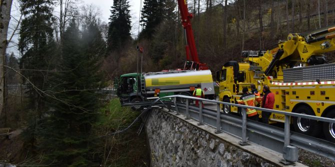 Der Tanklastwagen musste nach dem Unfall geborgen werden.