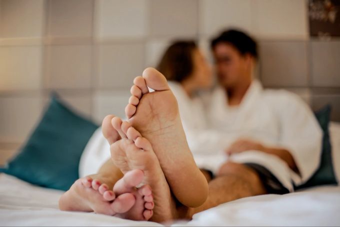 Über seine Wünsche und Bedürfnisse im Bett zu sprechen, hilft dem Sexualleben. Paar im Bett