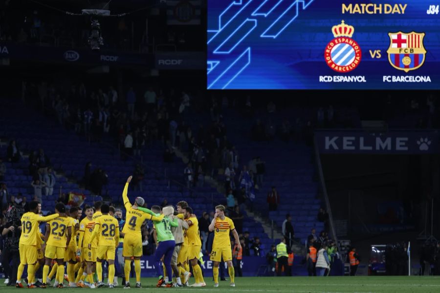 Hier war noch alles in Ordnung: Die Stars vom FC Barcelona feiern den Titelsieg im Stadion von Espanyol.