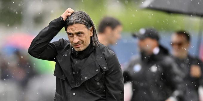 Schaffhausens Trainer Hakan Yakin steht im Regen. FC Schaffhausen