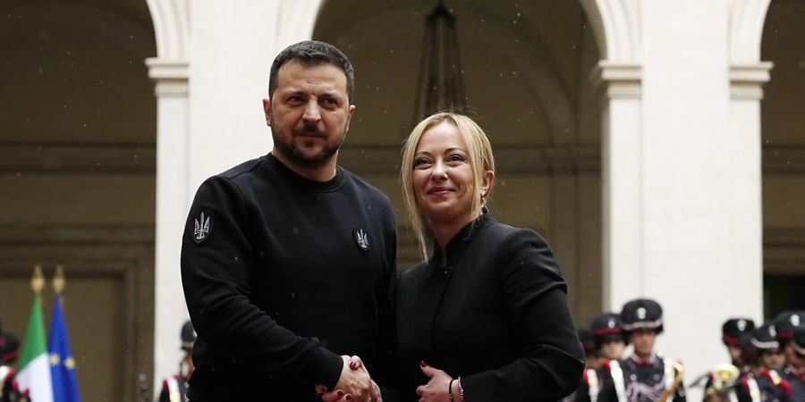 dpatopbilder - Der ukrainische Präsident Wolodymyr Selenskyj ist bei seinem Besuch in Rom von der italienischen Ministerpräsidentin Giorgia Meloni empfangen worden. Foto: Alessandra Tarantino/AP/dpa