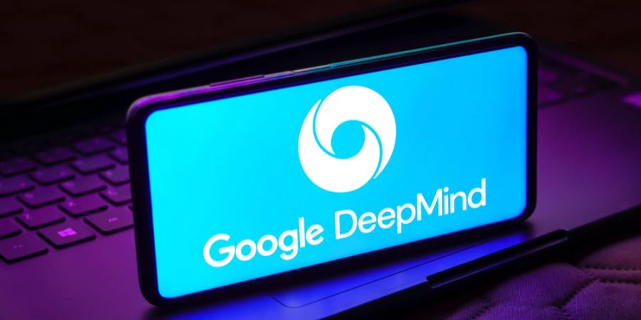 Smartphone Logo Google DeepMind aufgestellt Laptop