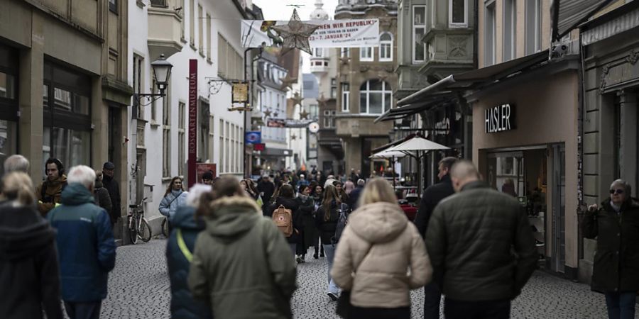 Menschen in einer Einkaufsstrasse in Konstanz (D). Die Wertfreigrenze soll von 300 auf 150 Franken sinken. (Archivbild)