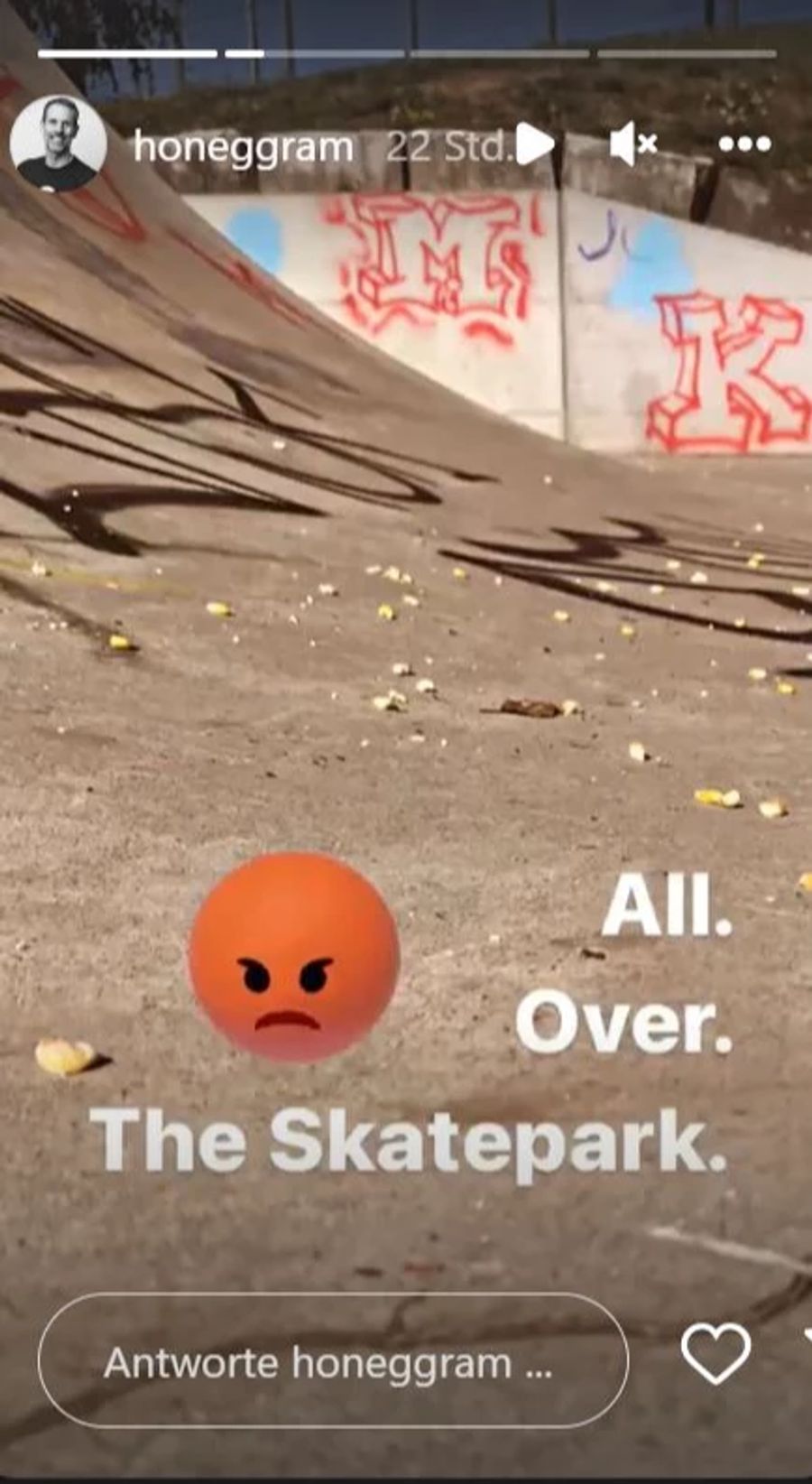 Der ganze Skatepark ist voll mit Maiskörnern.