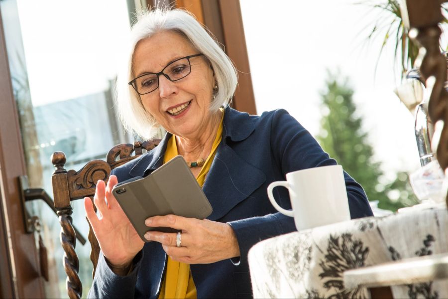 Smartphone Frau Oma Wohnung