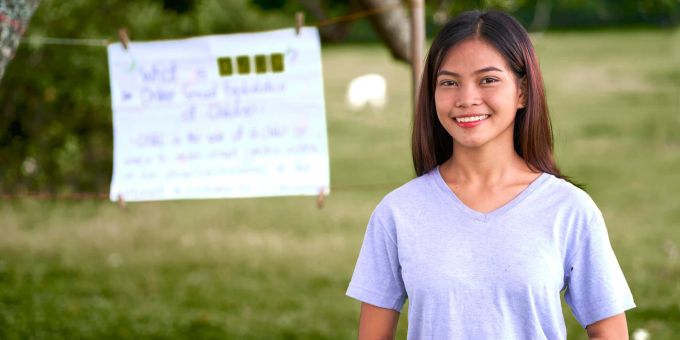 Kinder setzen sich auf vielfältige Weise für ihre Gemeinschaft ein. Die 16-jährige Michaela aus den Philippinen klärt die Jugendlichen vor Ort über Gefahren im Internet auf. Mädchen Philippinen