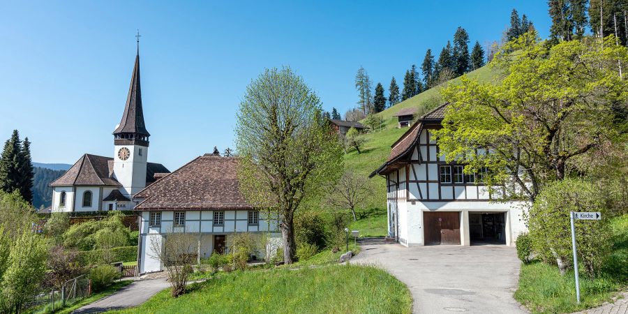 Die evangelisch-reformierte Kirche Signau mit dem Pfarrhaus.