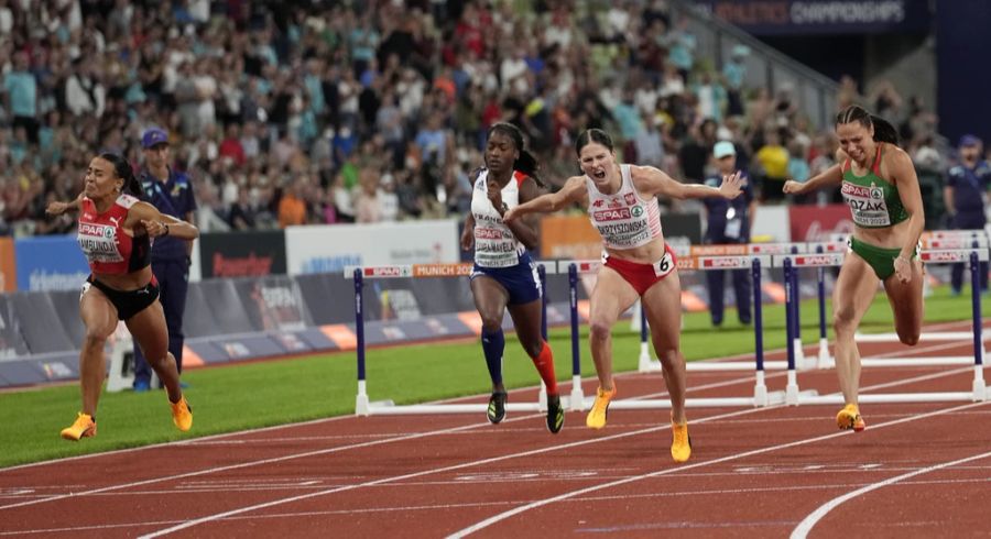 Die 20-jährige Bernerin (l) setzt sich im Final hauchdünn vor der viertplatzierten Niederländerin Nadine Visser durch.