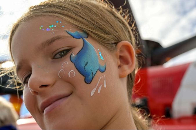 Annika mit ihrem Delphin.