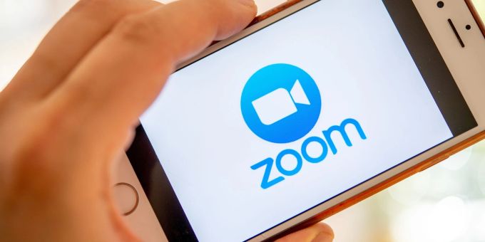 Smartphones und Rechner sind betroffen: Nutzerinnen und Nutzer sollten die aktuellste Zoom-Version installieren. Smartphones und Rechner sind betroffen: Nutzerinnen und Nutzer sollten die aktuellste Zoom-Version installieren.