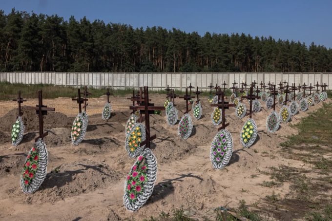 Gräber nicht identifizierter Todesopfer in Butscha. Zivilisten russischer Soldat