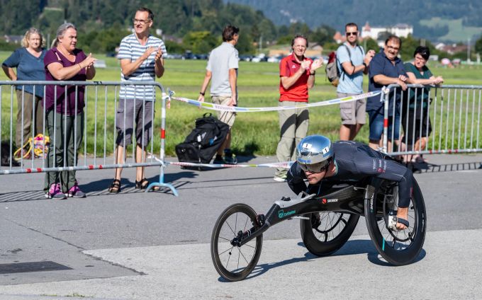 Mann am Velofahren