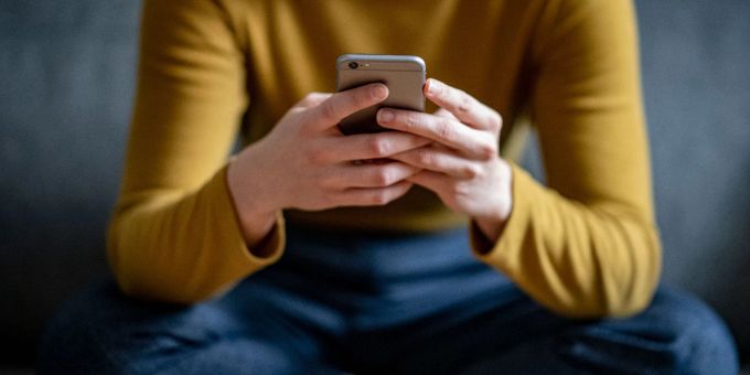 Forscher weisen auf einen Zusammenhang zwischen dem Nachrichtenkonsum und der Gesundheit hin. Sowohl Frequenz, als auch Qualität haben Einfluss auf unser körperliches und psychisches Befinden. Forscher weisen auf einen Zusammenhang zwischen dem Nachrichtenkonsum und der Gesundheit hin. Sowohl Frequenz, als auch Qualität haben Einfluss auf unser körperliches und psychisches Befinden.