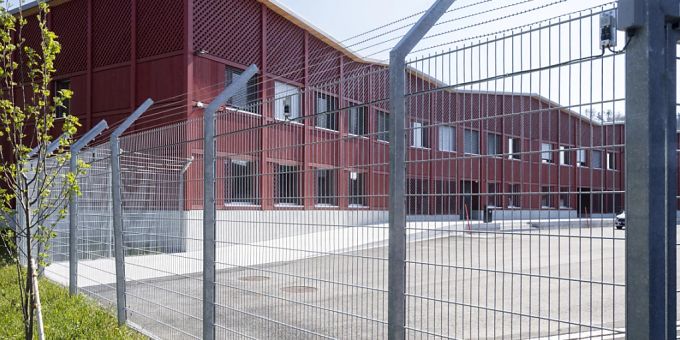 Verurteilt - Wärter fahren Häftling in Hinwil ZH im Traktor an Bahnhof
