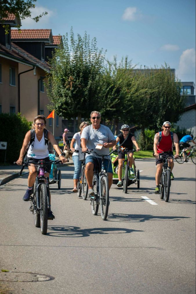 In teils grossen Gruppen sind die Teilnehmer des Slowups unterwegs.