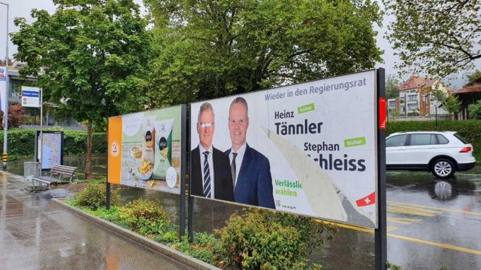 Immer wieder werden Plakate auch zerrissen. svp zug