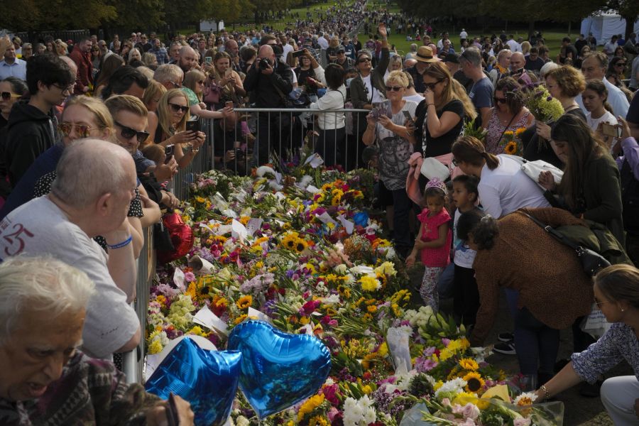 Vor dem Schloss Windsor versammeln sich bereits jetzt täglich Tausende Menschen und legen Blumen nieder. Zu ihrer Sargaufbahrung werden Millionen erwartet.