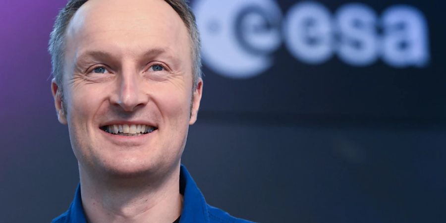 ARCHIV - Matthias Maurer, ESA-Astronaut, sitzt auf dem Podium. Maurer berichtete nach der Rückkehr von seiner Weltraummission Cosmic Kiss von seinen Erlebnissen. Foto: Federico Gambarini/dpa