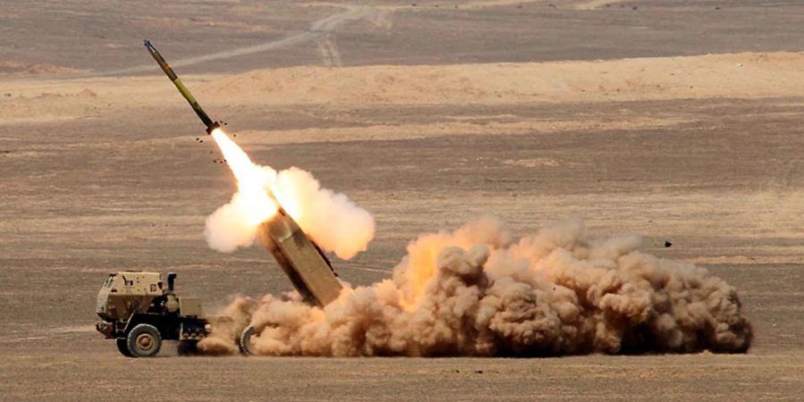 Der US-Raketenwerfer HIMARS (High Mobility Artillery Rocket System) beim Abschuss einer Rakete.