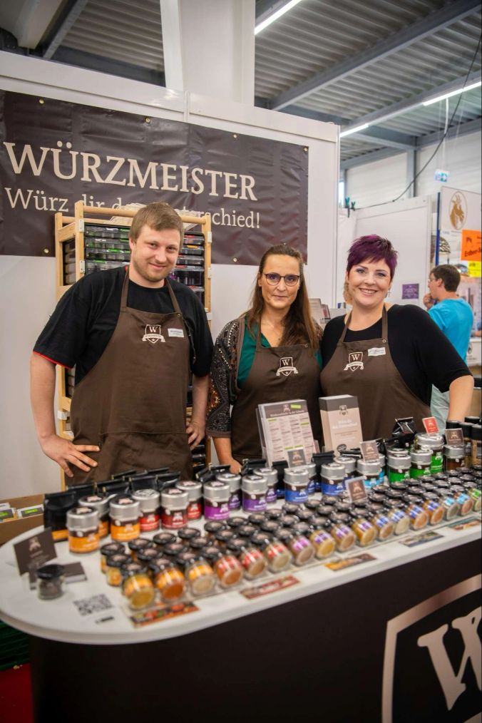 Manuel, Désirée und Geschäftsführerin Tania verkaufen ihre feinen Gewürzmischungen aus Kloten.