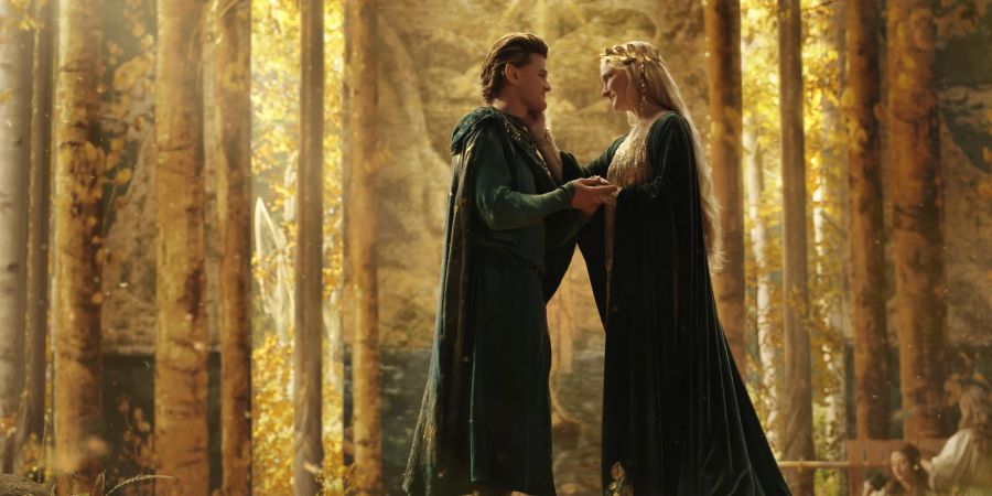 Robert Aramayo (l, Elrond) und Morfydd Clark (Galadriel) in einer Szene aus «Der Herr der Ringe - Die Ringe der Macht».