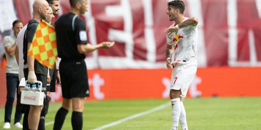 Leipzigs Dominik Szoboszlai (r) sah in der Partie gegen den 1. FC Köln die Rote Karte.