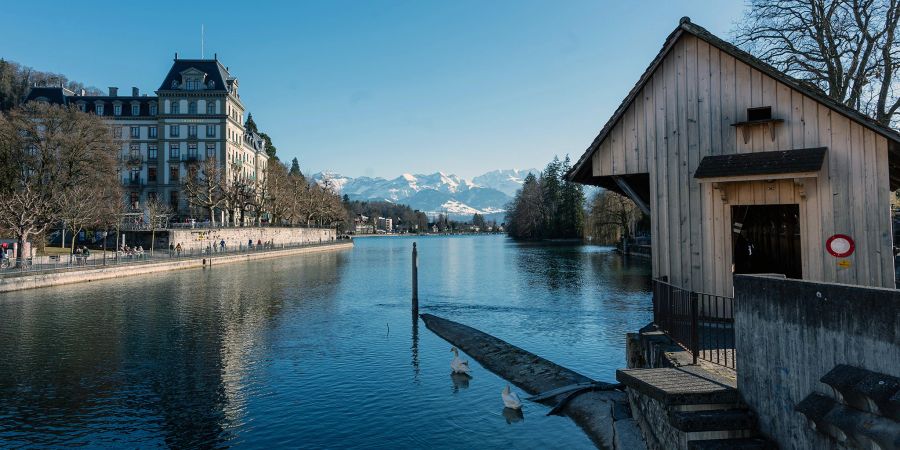 Die Aare in Thun in Blickrichtung Berner Alpen. Links der Thunerhof, rechts die Holzbrücke über die Obere Schleuse.