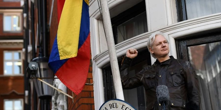 Assange 2017 auf Balkon von Ecuadors Botschaft in London