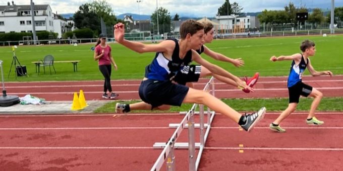 Die Dietliker beim Hürdenlauf. Im Vordergrund Diego Märki vor Basil Milz, in Führung Eray Güler. Turnverein Dietlikon