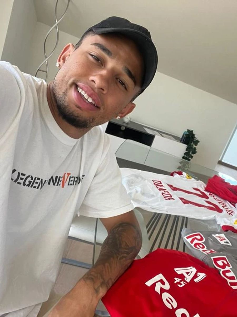 Noah Okafor grüsst aus Salzburg und schickt seine Shirts an Murat Yakin.