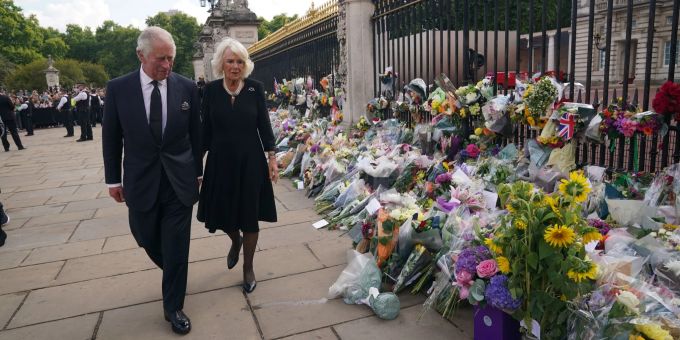 König Charles III. und seine Frau Camilla vor dem Buckingham-Palast. Charles & Camilla