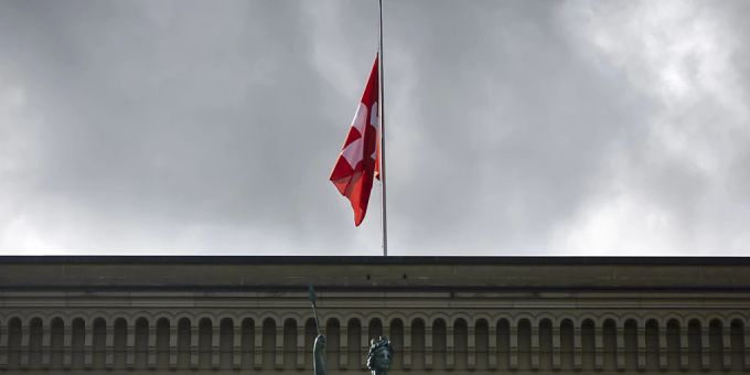Zu Ehren der Queen wehte die Schweizer Fahne auf dem Bundeshaus auf Halbmast. Zu Ehren der Queen wehte die Schweizer Fahne auf dem Bundeshaus auf Halbmast.