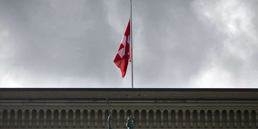 Zu Ehren der Queen wehte die Schweizer Fahne auf dem Bundeshaus auf Halbmast.