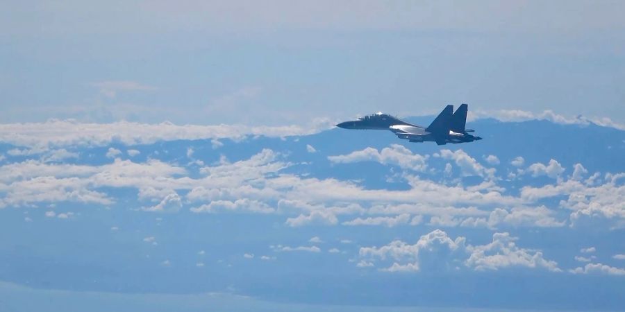 Ein chinesisches Militärflugzeug während einer Übung der chinesischen Armee.