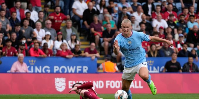 Manchesters Erling Haaland (r) setzt sich im Zweikampf gegen Liverpools Andrew Robertson durch. Erling Haaland