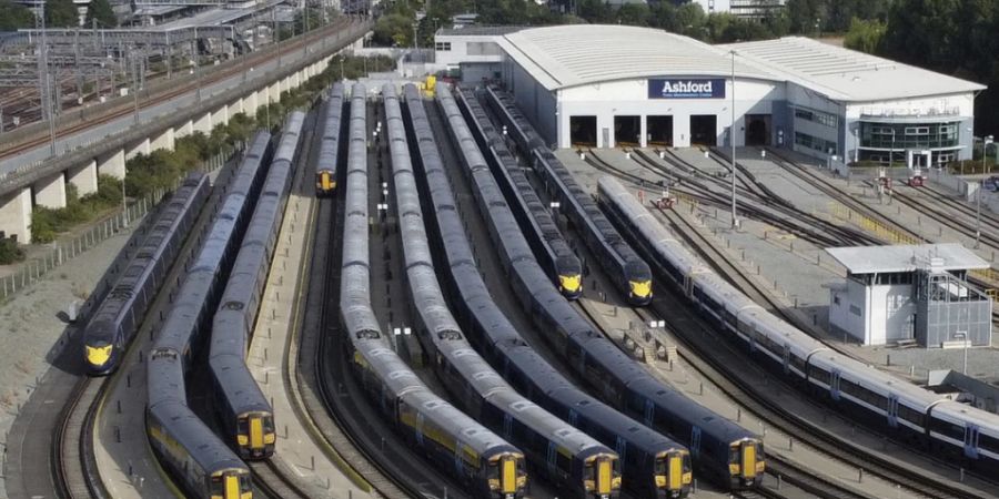 Parkierte Züge in der Nähe der britischen Bahnstation Ashford im Südosten Englands.