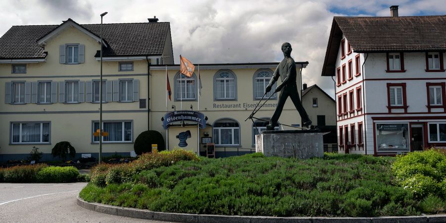 Eine Stahlarbeiterfigur beim Eisenhammer-Kreisel in Gerlafingen. Hinten das Restaurant Eisenhammer.