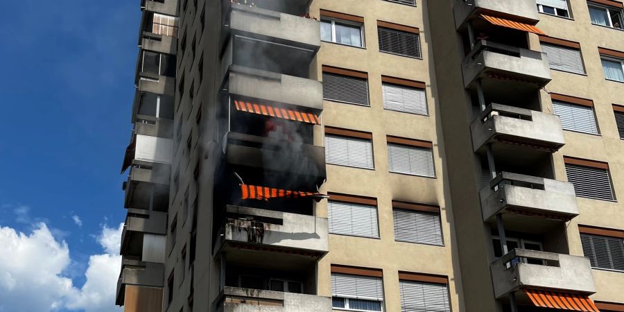 Beim Brand wurden zwei Personen verletzt.