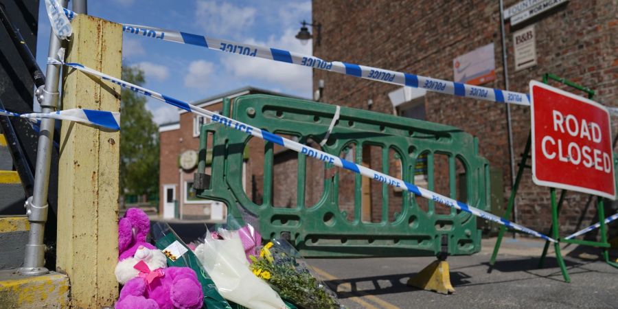 Blumen im englischen Boston der Nähe des Tatorts, wo ein neunjähriges Mädchen an den Folgen einer mutmasslichen Stichverletzung starb.
