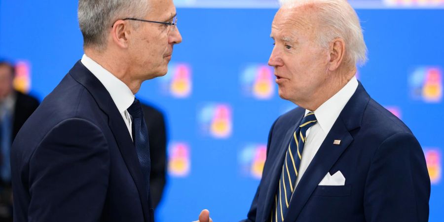 Nato-Generalsekretär Jens Stoltenberg und US-Präsident Joe Biden unterhalten beim Nato-Gipfel in Madrid.