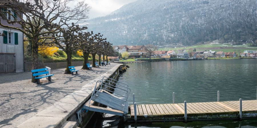 Die Seepromenade in Arth am Südufer des Zugersees.